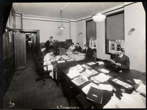 Mannen en vrouwen die werken in het export- en archiefkantoor van R. Martens en Co. Inc., New York, 1916-17